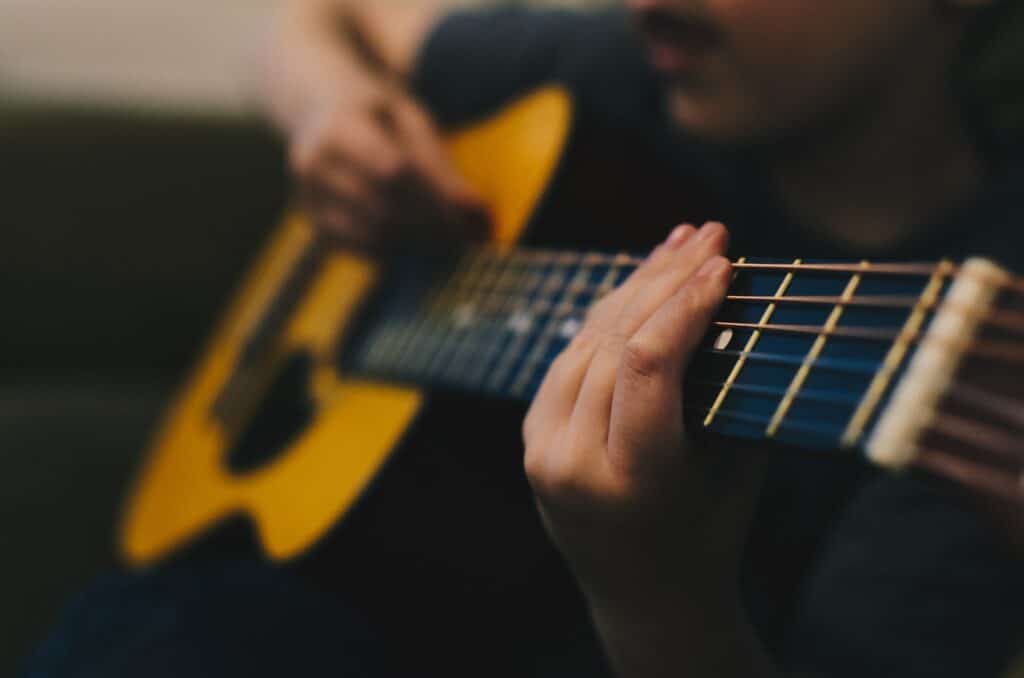 personne jouant de la guitare semi-acoustique